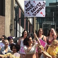 Социальный флешмоб: женщины разделись и вышли на улицу в белье