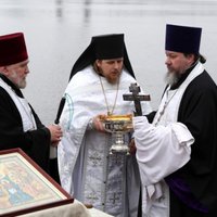 Sarkofāgs, mocīši, daudzmiljonu celtnes un Daugavas ūdens – ko Latvijā svēta garīdznieki