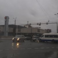 ФОТО: авария маршрутки и легкового авто вызвала "пробку" в Пурвциемсе