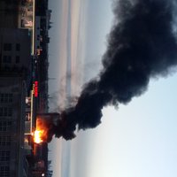 Likvidēts paaugstinātas bīstamības ugunsgrēks pie 'Elkor Plaza'
