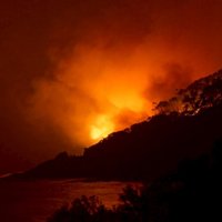 Krūmāju ugunsgrēki Austrālijā posta svētkus un 'aprij' vairākus desmitus māju