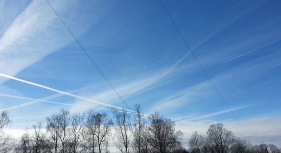 Aculiecinieka foto: Kā Rīgas debesis pārklāj dīvainas 'trases'