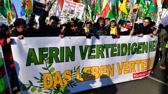 Berlīnē vairāki tūkstoši protestē pret Turcijas operāciju Sīrijā - 12