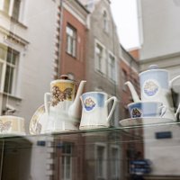Rīgas Porcelāna muzeja skatlogos skatāma savulaik populāru servīžu ekspozīcija