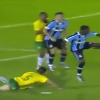 Video: brazīliešu tīnis atkārto Ibrahimoviča 'skorpiona golu'