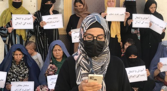 'Taliban' neļauj sievietēm doties studēt arī uz ārzemēm