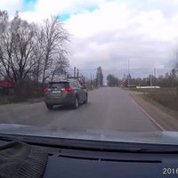 Video: Izcils nekauņa pie stūres - aizvērta pārbrauktuve nav šķērslis