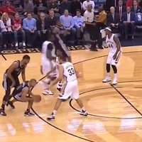Video: 'Spurs' basketbolisti uzbrukumā saskrienas