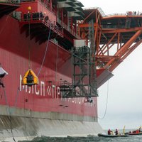 Активисты Greenpeace захватили нефтяную платформу "Газпрома"