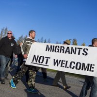 Foto: Somijā notiek bēgļu pretinieku un atbalstītāju demonstrācijas