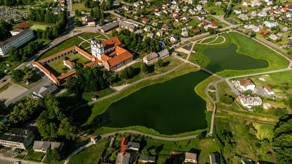 Unikāla pieredze Tītuvēnu klosterī Lietuvā: nakts ekskursija un mielasts