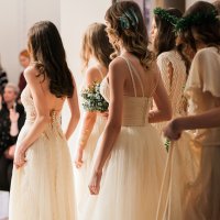 Foto: Baltijas kāzu modes izstādē izrāda zīmīgākās 2018. gada tendences