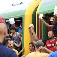 Migranti atsakās izkāpt no vilciena pie bēgļu nometnes Ungārijā; domāja, ka brauc uz Austriju