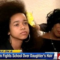 Floridā meitenīti grib padzīt no skolas pārāk kuplu matu dēļ