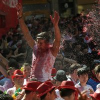Foto: Pamplonas vēršu skriešanas festivāls aizsākas ar vīna kaujām