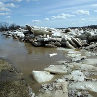 Ūdens līmenis Daugavpilī sasniedz bīstamo robežu; VUGD nosūta papildu glābšanas tehniku (+ skarbākie foto no nedēļas nogales)