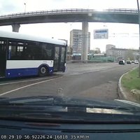 Nesaskaņas pie Dienvidu tilta – autobusa vadītāja aizrāda šoferim pārgalvību