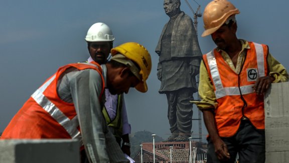 Indijā ceļ augstāko statuju pasaulē - 10