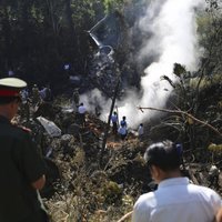 Laosā nogāžas militārā lidmašīna; bojā gājuši arī divi ministri
