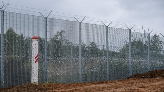 Uz Latvijas-Baltkrievijas robežas sāk uzstādīt žogu - 31