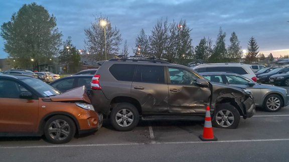 Sadauzīti auto Rīgas lidostas P3 stāvvietā