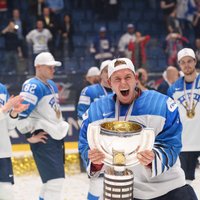 ФОТО: Хоккеисты сборной Финляндии сломали главный трофей чемпионата мира