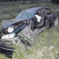 Smagā avārija Talsu novadā: nepilngadīgais šoferis bijis alkohola reibumā