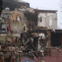 Mājas sprādziens Melnsila ielā: pierādījumus vāc no pacēlāja, bīstamās daļas demontēs