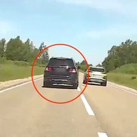 Video: 'Mercedes-Benz' vadītājs traucas ar ātrumu 169 km/h un izpelnās sodu
