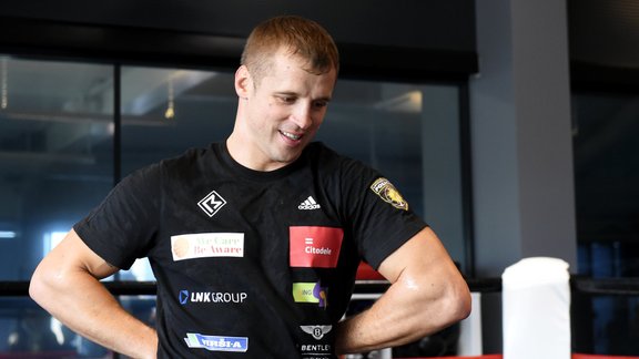 Bokss: Mairis Briedis treniņā pirms cīņas ar Marko Huku