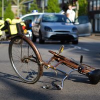 Полиция ищет свидетелей столкновения "легковушки" с велосипедистом