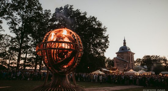 Foto: Saulgriežu noskaņā Valmiermuižā noticis ikgadējais etnofestivāls 'Sviests'