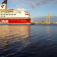 Video: Pie 'Tallink' piestāj laiva ar melnā tērptiem bruņotiem vīriem