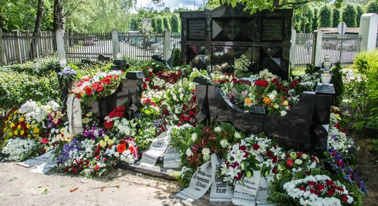 Foto: Ziedu un vainagu klājiens Grūtupa mūžamājās