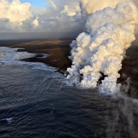 'Lavas bumba' Havaju salās bojā tūristu kuģīti un ievaino cilvēkus