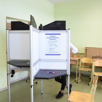 Iepriekšējās balsošanas likstas: piektdien vēlēšanu iecirkņi strādās ilgāk