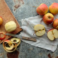 Piecas garšīgas idejas, kā izmantot ābolu miziņas