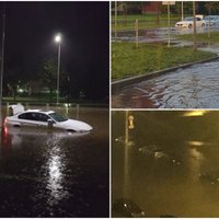 В Каунасе после ливня затопило дороги: вода поднялась до капота машин