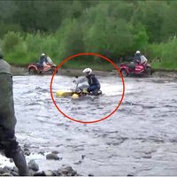 Video: Kā ar 'Ural' motocikliem ūdenī līdz lūpai šķērsot upi