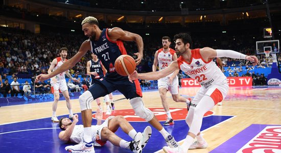 Francijas basketbolisti izglābjas no zaudējuma un pirmie iekļūst Eiropas čempionāta ceturtdaļfinālā