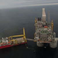 Tālajos Austrumos darbu uzsāk ASV un Krievijas kopprojekts - gigantiskā naftas platforma 'Berkut'