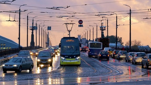 akmens tilts,latvijas nacionālā bibliotēka,rīga,auto,auto gaisma,lietus,lnb,pilsēta,pilsēta tumsā,satiksme,vakars,tramvajs,1.tramvajs,