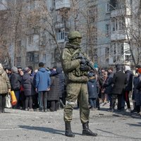 Krievija pāriet uz ierakumu taktiku ap lielajām pilsētām, paziņo Zelenska padomnieks