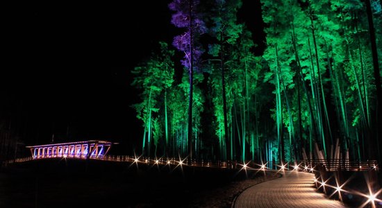 Tērvetes dabas parks izgaismots krāšņās svētku gaismās