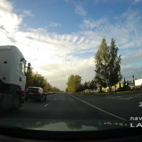 Video: Nekaunīgs kravas auto vadītājs uz ceļa veic bīstamus manevrus