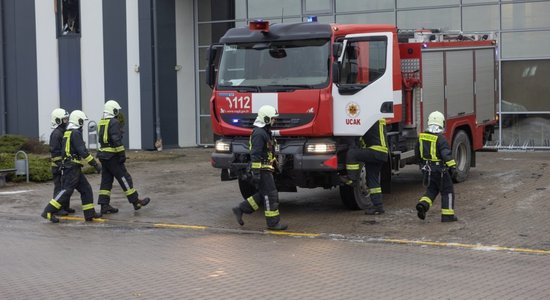 Glābējs cieš ugunsgrēkā Dobelē; Kocēnos VUGD atbrīvo auto iespiestu cilvēku