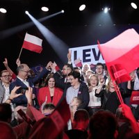Polijas vēlēšanās konservatīvie izcīna gandrīz 44% balsu