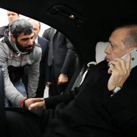 Foto: Turcijas prezidents atrunā pašnāvnieku nolēkt no tilta