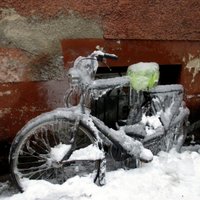 Foto: Rīgā velosipēds iesaldēts uz ilgāku laiku