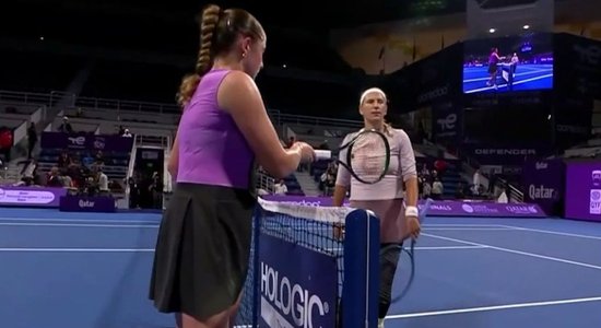 Video: Piktā Ostapenko pēc zaudējuma nepaspiež Azarenkai roku